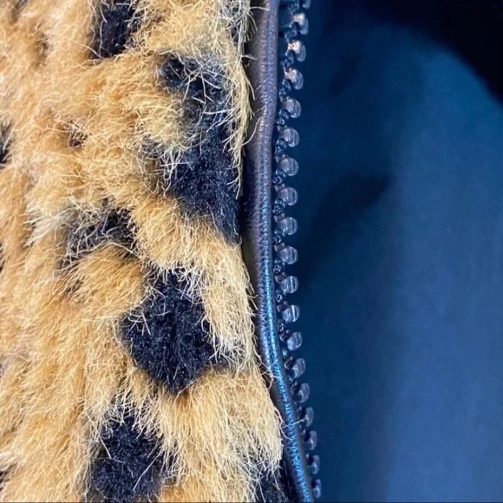 GALLERY FAUX FUR REVERSIBLE LEOPARD VEST WITH MATCHING MITTS - Picture 8 of 11